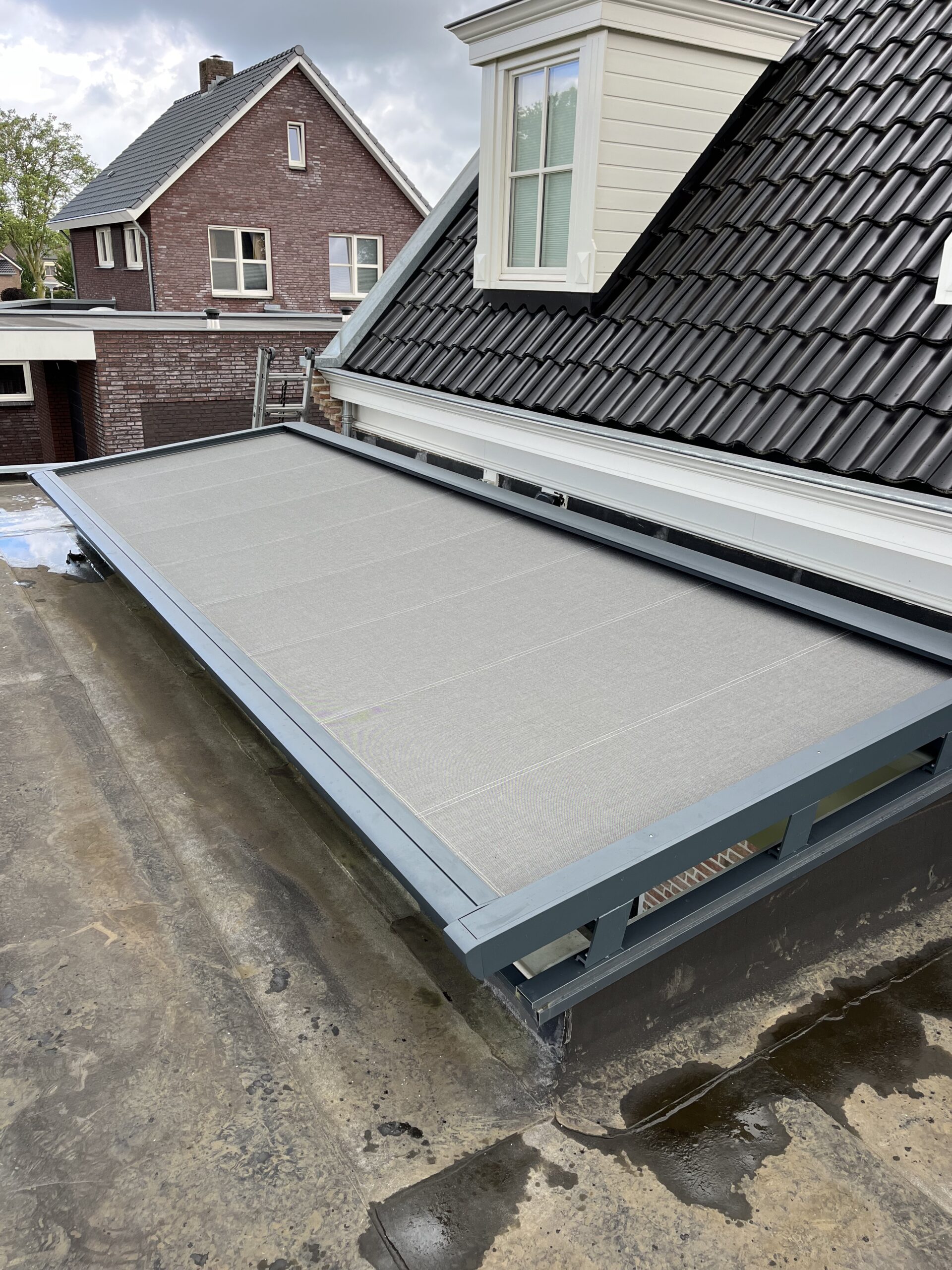 Zonwering op lichtstraat in Venlo